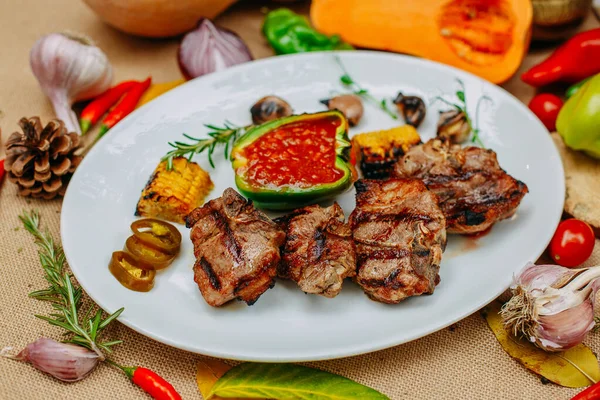 Őszi Asztalterítés Sütőtökkel Hálaadási Vacsora Grillezett Hús Zöldségekkel — Stock Fotó