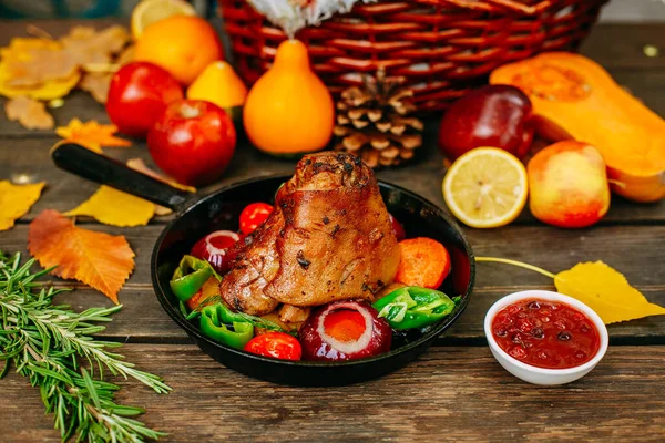 Herbstlicher Tisch Mit Kürbissen Gedeckt Thanksgiving Dinner Gebackene Schweinshaxe Mit Stockbild