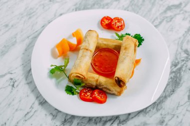 Etli gözleme ve mermer masada baharatlı sos.