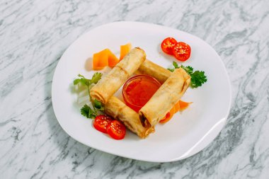 Etli gözleme ve mermer masada baharatlı sos.