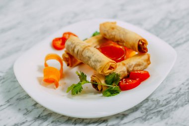 Etli gözleme ve mermer masada baharatlı sos.