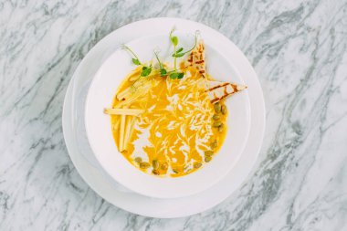 Misket masasında kraker ve balkabağı çorbası.