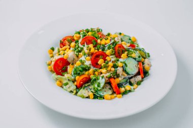tatlı mısır, domates ve tavuk salatası, beyaz arka planda izole edilmiş sağlıklı yiyecekler.