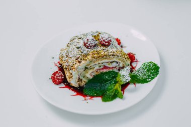 Tatlı, beyaz arka planda izole edilmiş nane çilekli meyveli pasta.