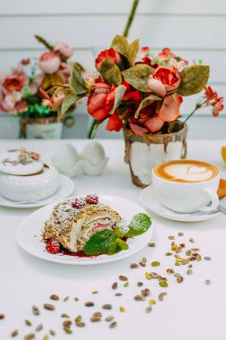 Tatlı, beyaz arka planda izole edilmiş nane çilekli meyveli pasta.