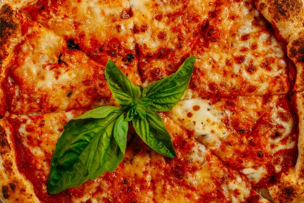 Italiaanse Pizza Met Mozzarella Kaas Basilicum Een Marmeren Tafel — Stockfoto