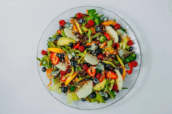 盘子里的水果沙拉 白色背景下隔离的健康食品 — 图库照片