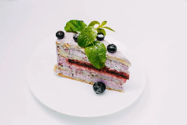 Dessert Obstkuchen Mit Minzbeeren Isoliert Auf Weißem Hintergrund — Stockfoto