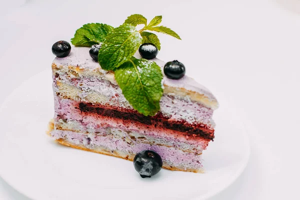 Dessert Obstkuchen Mit Minzbeeren Isoliert Auf Weißem Hintergrund — Stockfoto