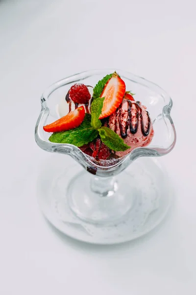 Tři Kuličky Zmrzliny Sirupem Ovocem Bílém Pozadí — Stock fotografie