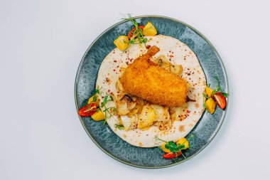 Kızarmış patates dilimli tavuk budu ve yalıtılmış beyaz arka planda pide ekmeği.