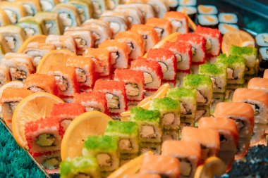 Etkinlikte suşi, stand-up yemeği, yemek servisi.