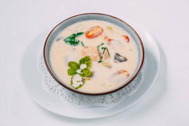 Beyaz arka planda Rus balık çorbası.