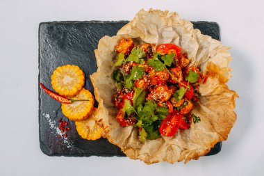 Tavuk ve biber tabağı masanın üstünde.