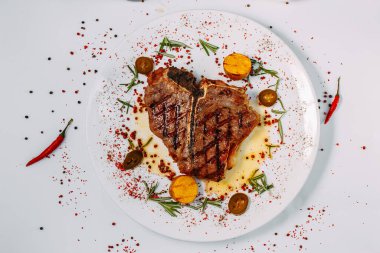 Beyaz arka planda baharatlı ızgara biftek.