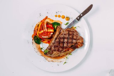 Beyaz arka planda baharatlı ızgara biftek.