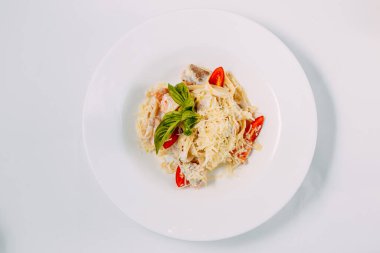 kırmızı domates balıklı ve peynirli makarna.