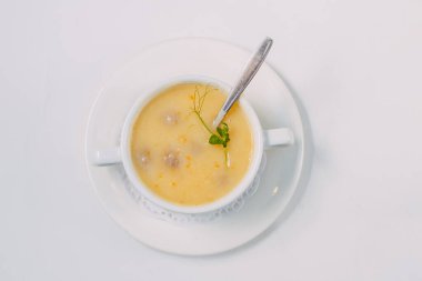 Beyaz arka planda köfteli ev yapımı peynir çorbası.