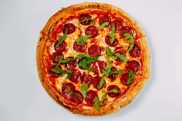 Italiaanse Pizza Met Mozzarella Salami Met Arugula Geïsoleerd Een Witte — Stockfoto