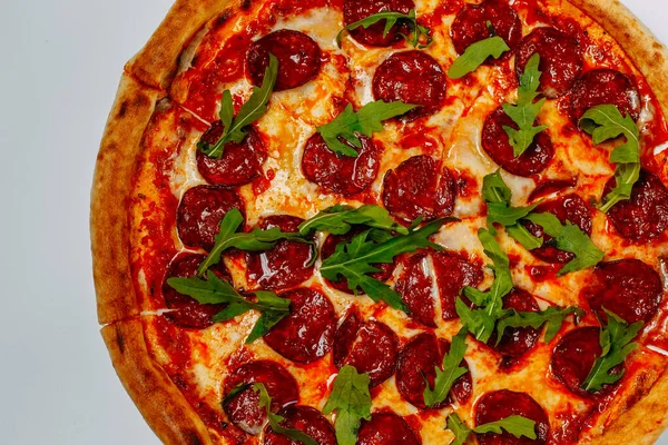 Italiaanse Pizza Met Mozzarella Salami Met Arugula Geïsoleerd Een Witte — Stockfoto
