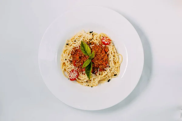 Włoski Makaron Bolognese Pomidorami Bazylia Izolowane Białym Tle — Zdjęcie stockowe