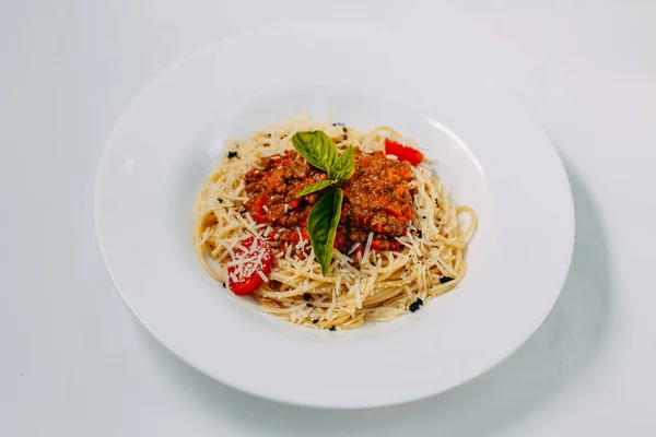 Włoski Makaron Bolognese Pomidorami Bazylia Izolowane Białym Tle — Zdjęcie stockowe