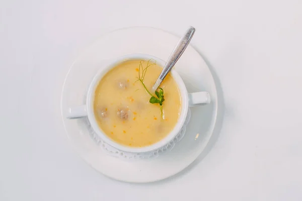 Sopa Queijo Caseiro Com Almôndegas Isoladas Fundo Branco — Fotografia de Stock