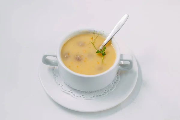 Hausgemachte Käsesuppe Mit Frikadellen Auf Weißem Hintergrund — Stockfoto