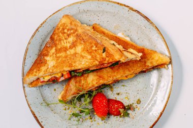 Üçgen et ve domatesli sandviç.