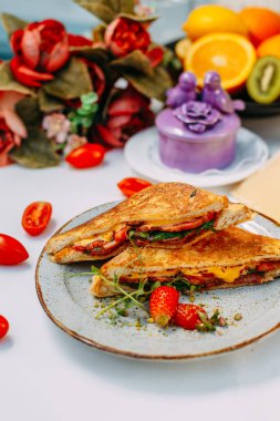 Üçgen et ve domatesli sandviç.