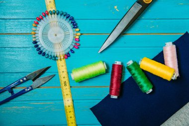Masada bir takım terzilik araçları ve aksesuarlar