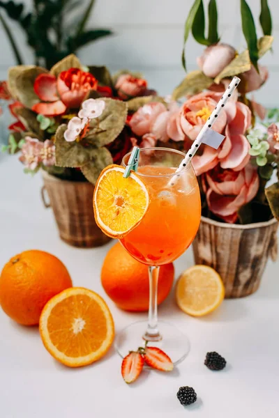 Prachtig Versierde Cocktail Met Een Rietje — Stockfoto