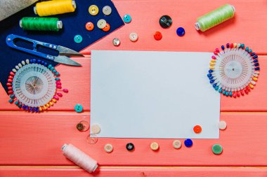 Masada bir takım terzilik araçları ve aksesuarlar