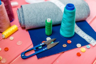 Masada bir takım terzilik araçları ve aksesuarlar