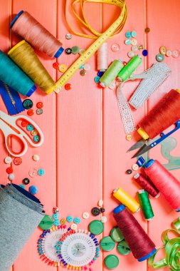 Masada bir takım terzilik araçları ve aksesuarlar