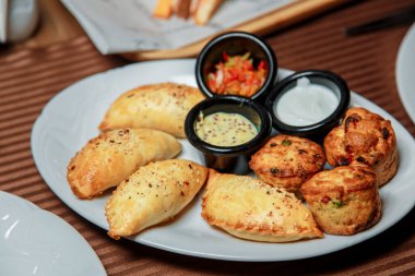 Soslu kekler, etkinlikte yemek servisi.