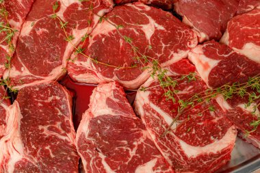 Pişirmek için biberiyeli çiğ biftek.