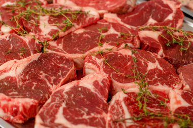 Pişirmek için biberiyeli çiğ biftek.