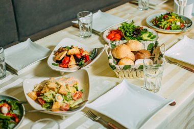 Bir ziyafette masa dekorasyonu.