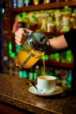 Bal dökülmüş deniz dikenli çay.