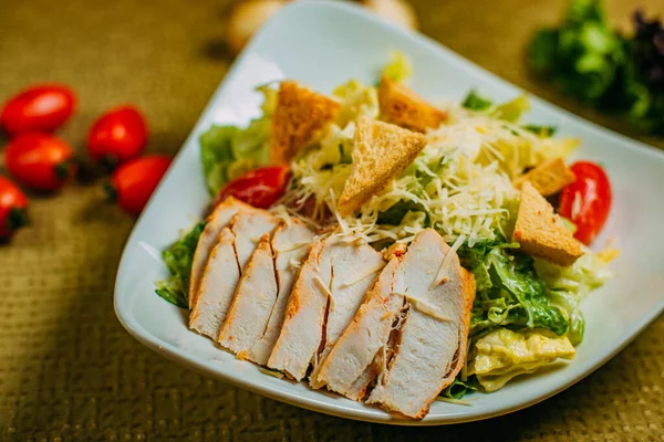 Salada Caesar Com Frango Legumes Uma Mesa Decorada — Fotografia de Stock