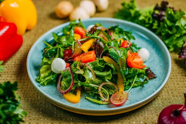 新鲜蔬菜沙拉 装饰桌子上的健康食品 — 图库照片