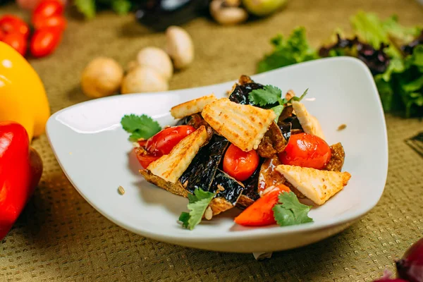 配以茄子 豆腐和西红柿的沙拉 装饰桌子上的健康食品 图库图片