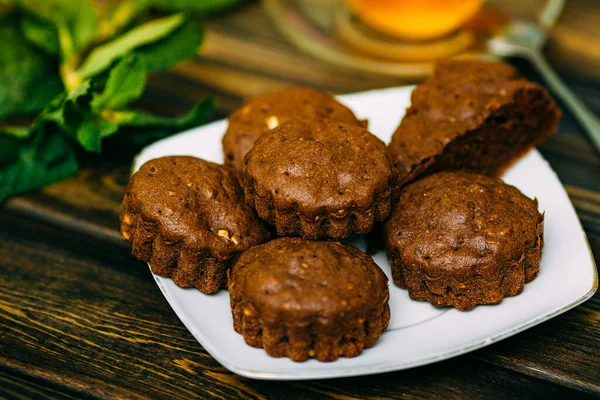 Hausgemachte Kuchen Schokoladenmuffins Mit Minze Und Tee Mit Zitrone — Stockfoto