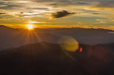Gün batımında müthiş puslu manzara