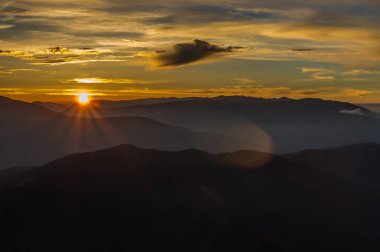 Sisli gün batımında manzara