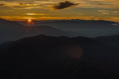 dağlarda günbatımı manzara