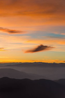 Dağlarda dramatik günbatımı