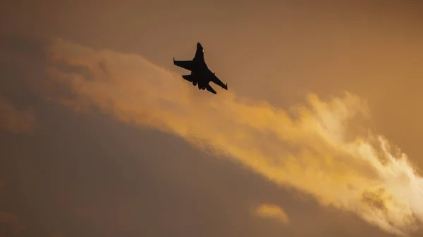 Військовий реактивний літак летить на заході сонця — стокове фото