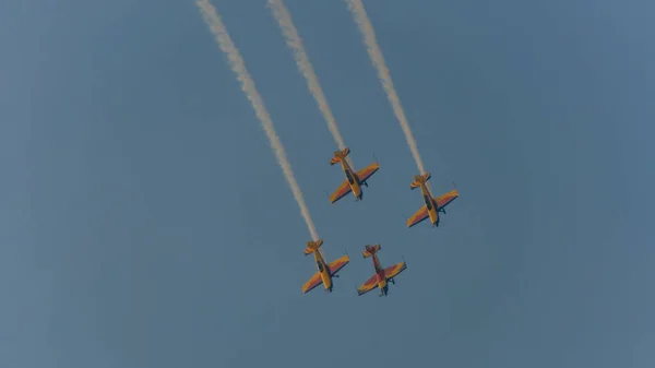 4 架飞机在航展上示范 — 图库照片